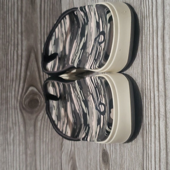 Olukai black and gray women’s sandals size 9 - Picture 4 of 6